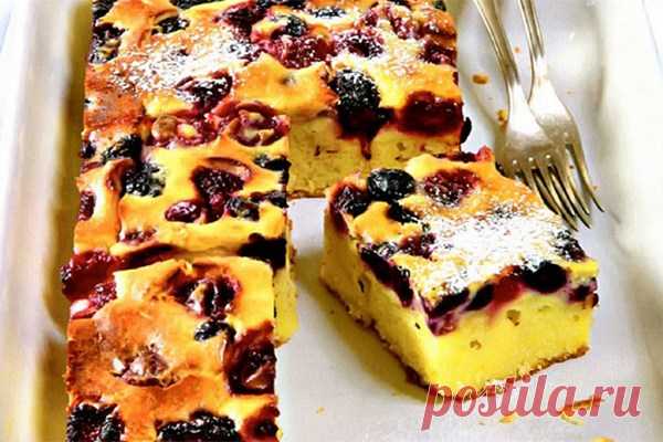 Быстрый пирог из творога с ежевикой и вишней