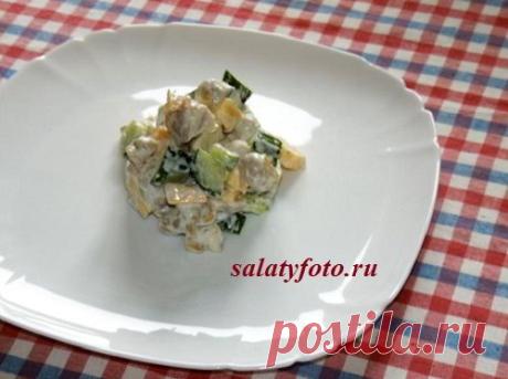 Сытный салат с куриной грудкой и сыром