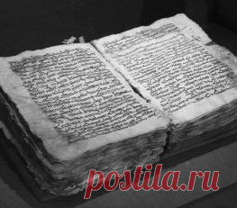 «Синайский кодекс»: почём Сталин продал первую копию Библии «Синайский кодекс» – сама древняя из известных рукопись Библии, датируемая IV веком нашей эры. До 1933 года реликвия хранилась в императорской Публичной библиотеке. Однако в разгар политики индустриализации власти страны Советов продали раритет на Запад за 100 тысяч фунтов стерлингов. Почему же Россия лишилась одной из важнейших реликвий начальной эпохи христианства?