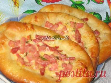 Открытые пирожки с колбаской и сыром

Тесто (рецепт теста взяла из инструкции к ХП, немного измененив):
Дрожжи сухие - 2ч.л.
Молоко - 110мл
Вода - 110мл
Яйцо - 2шт.
Слив. масло - 45г
Сахар - 3ст.л.
Соль - 2ч.л.
Мука - 500г
Для начинки:
Колбаса вареная - 150г
Колбаса копченая -150г
Сыр российский - 50г
Яйцо - 1шт.
Майонез или сметана - 1ст.л.
Соль, перец - по вкусу( я не добавляла)
Слив. масло+желток - для смазывания
Тесто я делала в ХП, можно обычным способом: соединить мо...