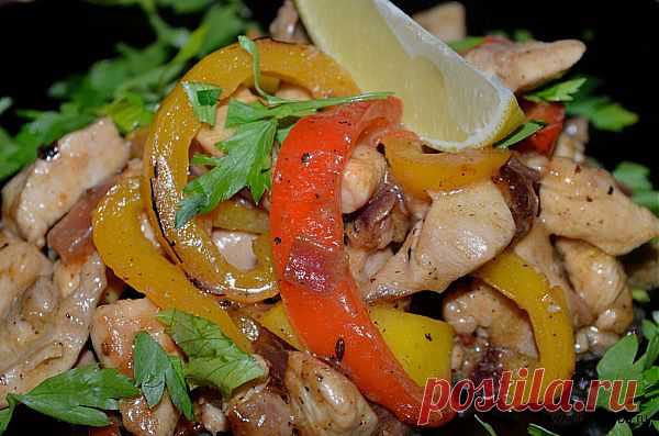 Цыпленок с болгарским перцем и лимоном | На пробу!
Ингредиенты:

Филе куриное/цыпленка или филе с грудки — 600-800 гр
Перец сладкий (цветной) — 2 шт.
Перец чили — 1 шт. или молотый острый перец — 0,5 ч.л.
Соль — 1 ч.л.
Зелень петрушки — 1 пучок
Крахмал — 1 ст.л.
Лук репчатый красный — 1 шт.
Лимон/лайм — 2 шт.
Тмин — 0,5 ч.л.
Масло оливковое — 5 ст.л.