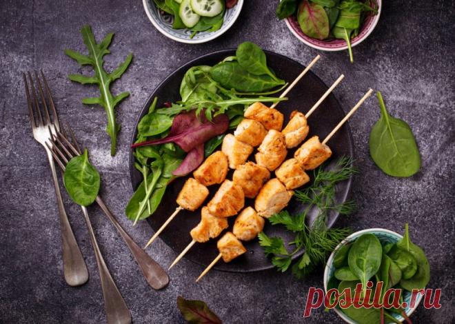 Самый вкусный рецепт куриного шашлыка 
Куриный шашлык с маринадом из красного вина
 

Базовым компонентом маринада для мяса является вино. На его основе готовят соусы, заправки, и хорошие маринады. Правильно приготовленный рецепт куриного шашлыка
с винным маринадом – это дополнительный источник биофлавоноидов. А значит не только вкусно, но и полезно!