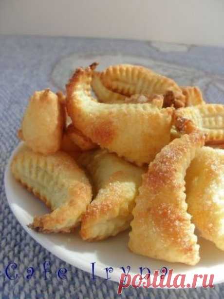 ТВОРОЖНЫЕ УШКИ
Творожное тесто-удивительное...без яиц и рыхлителя,на глазах растет в духовке.Смотрится- как слоеное тесто.Выпечка нежная,мягкая,очень вкусная.Одна беда,печь нужно побольше,улетает-мгновенно...
Ингредиенты
300 г творога
150 г мягкого масла
1 стакан муки с верхом
1 пачка ванильного сахара
3 столовые ложки сахара
Соль по вкусу
Приготовление
Размять творог с маслом,добавить муку
Тесто разделить на 3 части
Раскатать на равные прямоугольники
Соединить сах...