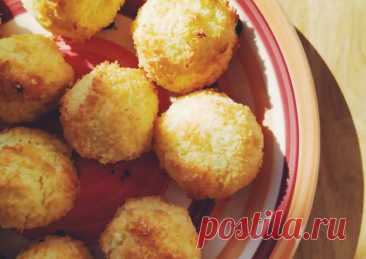 Кокосовое печенье без добавления муки Ингредиенты:&nbsp;кокосовая стружка без добавок - 250 г.,&nbsp;яйца - 3 шт.,&nbsp;сахар - 100-150 г.Приготовление:Включаем духовку на 180 градусов.&nbsp;В глубокой миске смешиваем яйца и сахар до однородной массы.&nbsp;Добавляем кокосовую стружку и перемешиваем, даем тесту постоять минут...