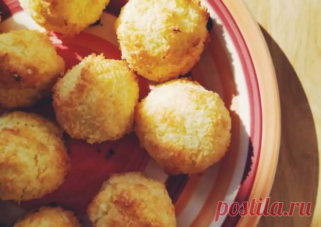 Кокосовое печенье без добавления муки Ингредиенты: кокосовая стружка без добавок - 250 г., яйца - 3 шт., сахар - 100-150 г.Приготовление:Включаем духовку на 180 градусов. В глубокой миске смешиваем яйца и сахар до однородной массы. Добавляем кокосовую стружку и перемешиваем, даем тесту постоять минут...