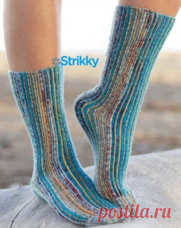 Носки, связанные поперек Основной узор – платочная вязка (пл/в). Цветовая гамма изделия переменная, создаётся чередованием двух меланжевых нитей, среди которых непременно присутствуют сине-бирюзовые оттенки. Не зря же название модели носков – «Ocean View», или «Вид на океан».Описание позволяет вязать носки в 3-х...