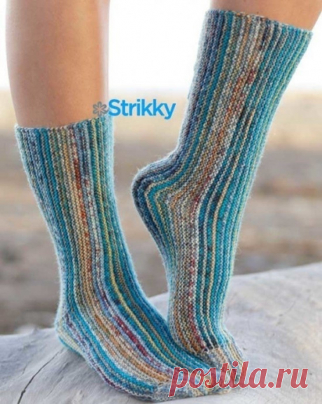 Носки, связанные поперек Основной узор – платочная вязка (пл/в). Цветовая гамма изделия переменная, создаётся чередованием двух меланжевых нитей, среди которых непременно присутствуют сине-бирюзовые оттенки. Не зря же название модели носков – «Ocean View», или «Вид на океан».Описание позволяет вязать носки в 3-х...
