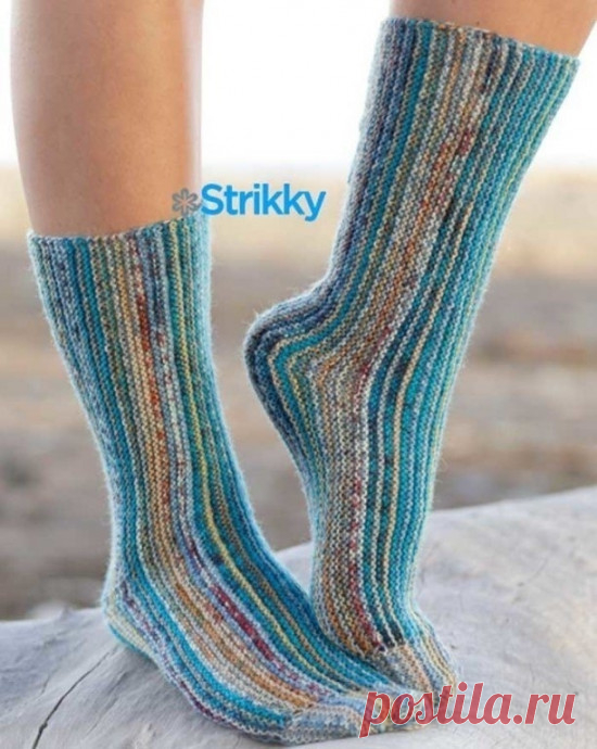 Носки, связанные поперек Основной узор – платочная вязка (пл/в). Цветовая гамма изделия переменная, создаётся чередованием двух меланжевых нитей, среди которых непременно присутствуют сине-бирюзовые оттенки. Не зря же название модели носков – «Ocean View», или «Вид на океан».Описание позволяет вязать носки в 3-х...