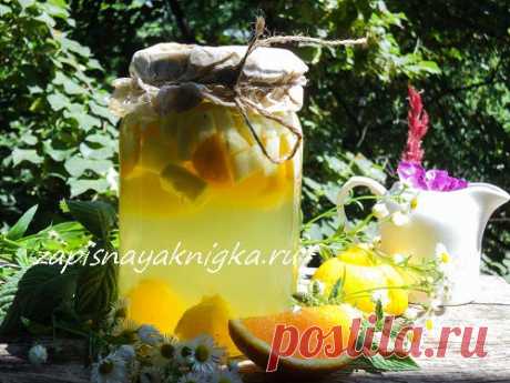 Компот из кабачков. По вкусу получаются кабачки как ананасы, поэтому их смело можно добавлять в салат с курицей, так любимый нежной половиной человечества.