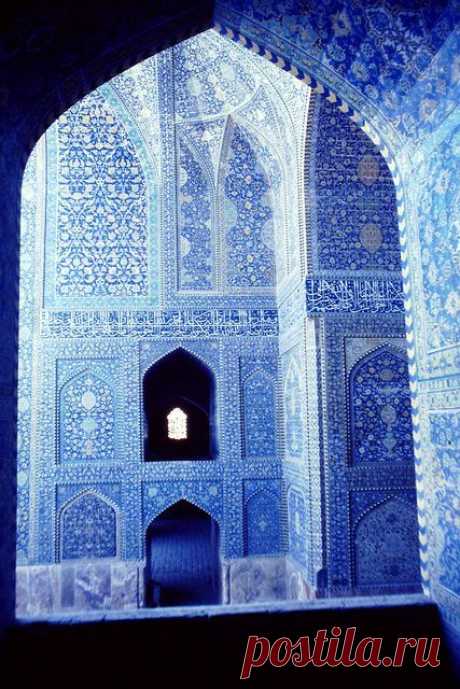 Isfahan, Iran ....the Lotfollah Mosque,best example of the splendors of the Abassides.  
flickr от Fritz Rudolf Loewa   |  Найдено на сайте flickr.com.