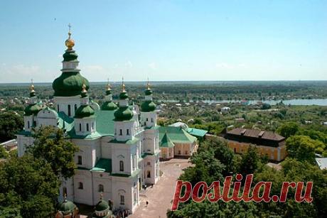 Исторический центр Чернигова захотели признать всемирным наследием. Украинские власти подадут документы на включение исторического центра Чернигова в список всемирного наследия ЮНЕСКО, рассказал начальник управления культуры и туризма городского совета Александр Шевчук. Сейчас продолжаются изменения номинации, на которую подадут центр города, добавил он.