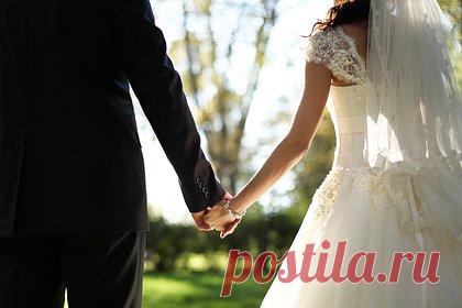 Мужчина придумал способ разбогатеть и стал многоженцем. Житель Испании заключил брак с двумя женщинами в течение нескольких месяцев, чтобы они получили виды на жительство. Отмечается, что мужчина женился в двух разных дворцах бракосочетаний, не имеющих общей базы данных. По оценкам властей, за брак по расчету он мог получить до двух тысяч евро.