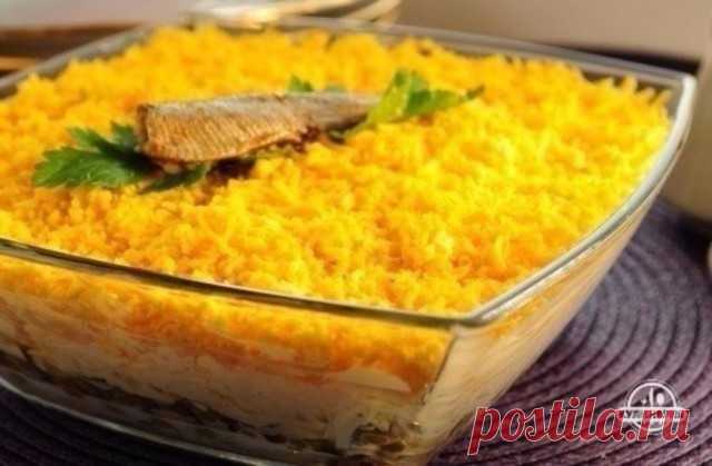 ВКУСНЕЙШИЙ САЛАТ СО ШПРОТАМИ 

- 4 отварных яйца,
- банка шпрот,
- сухарики,
- банка грибов,
- средняя луковица,
- майонез