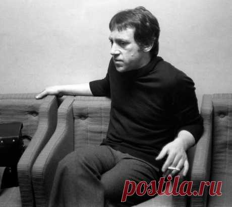 Я только малость объясню в стихе —
На всё я не имею полномочий...
Я был зачат, как нужно, во грехе —
В поту и в нервах первой брачной ночи.

Я знал, что, отрываясь от земли, 
Чем выше мы, тем жёстче и суровей;
Я шёл спокойно — прямо в короли
И вёл себя наследным принцем крови.

Я знал — всё будет так, как я хочу.
Я не бывал внакладе и в уроне.
Мои друзья по школе и мечу
Служили мне, как их отцы — короне.

Не думал я над тем, что говорю,
И с лёгкостью слова бросал на ветер....