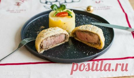 Говядина Веллингтон по рецепту от ⋆ Potion Squirrel Великолепное блюдо, созданное для праздничного стола — говядина Веллингтон. Традиционно подается в Британии на Рождество.