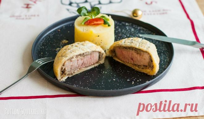 Говядина Веллингтон по рецепту от ⋆ Potion Squirrel Великолепное блюдо, созданное для праздничного стола — говядина Веллингтон. Традиционно подается в Британии на Рождество.