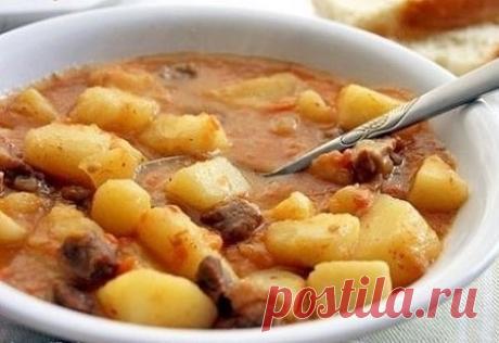 Картошечка, тушенная с мясом 
Ингредиенты 
-Говядина - 400-600 гр 
-Картофель - 9-10 шт. 
-Лук - 1 шт. 
-Морковь - 1 шт. 
-Мука - 1 ч. л 
-Помидор - 1 шт. 
Приготовление
Морковь чистим, трем на крупной терке и обжариваем с луком, мелко порезанным , на растительном масле.
Мясо режем небольшими кусочками и добавляем к луку с морковкой. Тушим под крышкой минут 15 на среднем огне.
Добавляем воды, чтобы мясо было слегка прикрыто. Тушим до готовности мяса. 
Помидор обдаем кипятк...