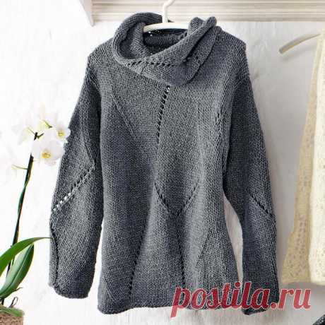 Интересный свитер мотивами спицами.