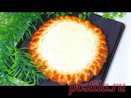 НЕ ПИРОГ, а ЗОЛОТО! Удивительно Просто и ОЧЕНЬ вкусно!!! Молоко 150 мл.Дрожжи 20 гр.Сахар 80 гр.Соль 1/3 ч.лВанилин щепотка.Яйцо 1 шт.Масло растительное 50 гр.Мука 400 гр.Творог 300 гр.Сметана 100 гр.Сахар 100 гр.Цедра лимона 1 шт.Крахмал 2 ст.л