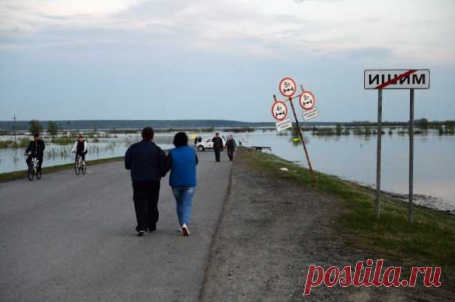 В Тюменской области началась срочная эвакуация жителей нескольких районов. Растет вероятность прорыва дамб.