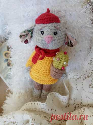 PDF Мышонок Луи крючком. FREE crochet pattern; Аmigurumi toy patterns. Амигуруми схемы и описания на русском. Вязаные игрушки и поделки своими руками #amimore - маленькая мышь в берете, мышка с кактусом в горшочке, мышонок из обычной пряжи.