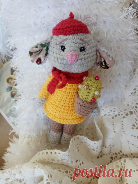 PDF Мышонок Луи крючком. FREE crochet pattern; Аmigurumi toy patterns. Амигуруми схемы и описания на русском. Вязаные игрушки и поделки своими руками #amimore - маленькая мышь в берете, мышка с кактусом в горшочке, мышонок из обычной пряжи.