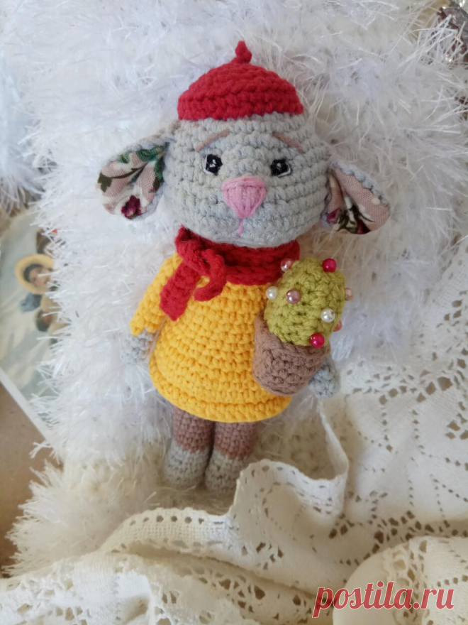 PDF Мышонок Луи крючком. FREE crochet pattern; Аmigurumi toy patterns. Амигуруми схемы и описания на русском. Вязаные игрушки и поделки своими руками #amimore - маленькая мышь в берете, мышка с кактусом в горшочке, мышонок из обычной пряжи.