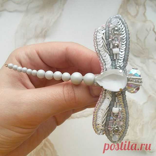 upd: дом нашла 🤗
.
Я прилетела найти свою самую лучшую в  мире хозяйку 😍 Я абсолютно не привиредлива и всегда готова сопровождать тебя, куда скажешь 😘
.
Жемчуг, бусины, кристаллы и биконусы Swarovski, итальянские пайетки, японский бисер TOHO, drops Miyuki, канитель, изнанка из натуральной кожи. Замочек японский с круговым фиксатором, т.е. сам не расстегнется случайно. Размер 9,5×8,5 см. Листайте галерею, там есть видео 😘
.
Brooch. Sold
.
Желаю всем хорошего вечера субб...