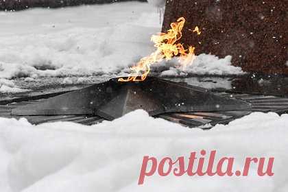 В российском регионе за сутки дважды осквернили Вечный огонь. В Краснодарском крае за сутки выявлено два случая осквернения Вечного огня. О первом из них сообщили общественники города Тимашевска. Второй инцидент произошел в Абинске. По фактам этих противоправных деяний работают правоохранительные органы, полиция устанавливает обстоятельства случившегося.