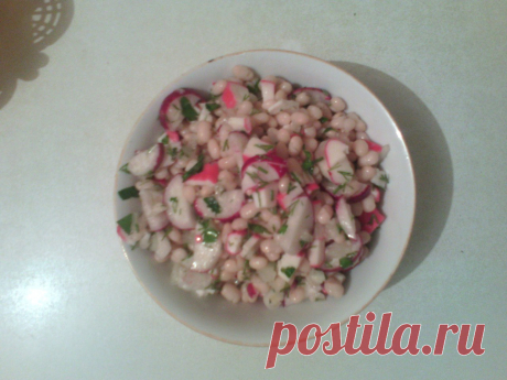 Салат с редисом, крабовыми палочками и фасолью.