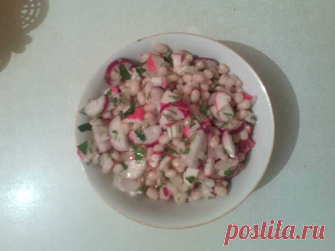 Салат с редисом, крабовыми палочками и фасолью.