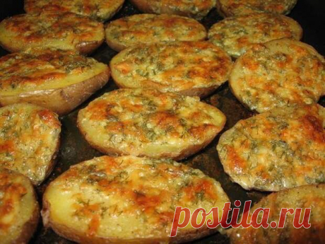Чесночная картошка 

Картошка - это тот ингредиент, который можно и варить, и жарить, и запекать. Давайте посмотрим на один очень занимательный рецептик!Ингредиенты:
· 5 картофелин· 100 гр мягкого сливочного масла· 5 ст…