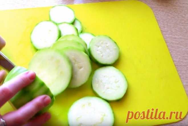 Очередная вкусняшка из кабачков. Кабачки в сырном кляре
Лето — сезон свежих овощей и фруктов, выращенных собственноручно на собственном дачном участке. Кабачки, скорее всего, сажает каждый дачник. Даже, если не сажает, то купить кабачки можно на любом рынке. В сезон стоят они, в буквальном смысле, копейки. Мой муж не слишком жалует данный продукт, но в этом исполнении уплетает за обе щеки. Сначала даже […]
Читай дальше на сайте. Жми подробнее ➡