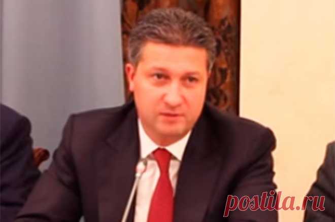 Иванов подозревается в получении взятки минимум 1 млн рублей. Замминистру обороны грозит до 15 лет тюрьмы.