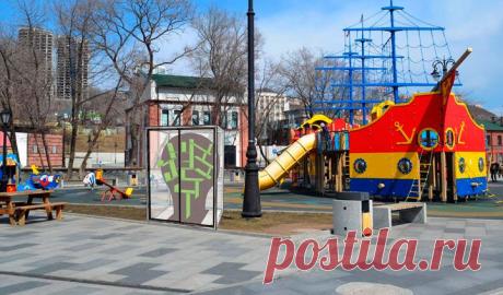 Книжный шкаф «Древо знаний» появится на набережной Цесаревича  во Владивостоке. Это шестой книжный шкаф в &quot;нашенском&quot; городе с 2013-го. Реализует проекты  народное  движение &quot;Патриот Приморья&quot;. На его счету Аллея писателей, уличный кинотеатр, книжные шкафы. По мнению авторов проектов, это один из способов воспитания  ответственности за свой город.