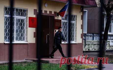 СК попросил перевести под домашний арест фигуранта дела генерала Попова. Следствие попросило перевести Попова и его предполагаемого подельника из СИЗО под домашний арест. Прежде суд отказывался отпустить генерала из изолятора. Попова обвиняют в подлоге и мошенничестве, он отрицает вину