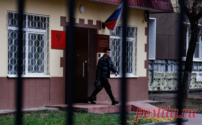 СК попросил перевести под домашний арест фигуранта дела генерала Попова. Следствие попросило перевести Попова и его предполагаемого подельника из СИЗО под домашний арест. Прежде суд отказывался отпустить генерала из изолятора. Попова обвиняют в подлоге и мошенничестве, он отрицает вину