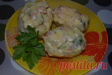 Картофель, фаршированный копченой курицей и овощами под сыром.