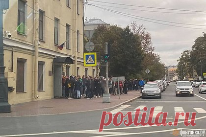 Появилось фото с выстроившейся очередью у военкомата в Петербурге. После начала осеннего призыва в Санкт-Петербурге у военкомата в Московском районе выстроилась большая очередь. Фото с пришедшими к зданию комиссариата появилось у «Фонтанки». По данным издания, очередь к 10 утра в понедельник, 2 октября, уже растянулась на 10 метров.