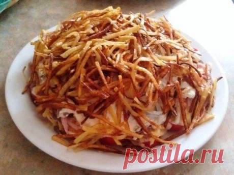 Слоёный салат "Блондинка"

Ингредиенты:

• картофель 3 штуки
• помидоры черри 200 грамм
• ветчина 150 грамм
• сыр твердый 150 грамм
• майонез
• сметана 2 ст.ложки.
• 2 зубчика чеснока
• растительное масло для фритюра

Приготовление:

Картофель чистим и трем на корейской терке (либо тонкой соломкой) . Промываем проточной водой лишний крахмал и обсушиваем на бумажных полотенцах или салфетках.
Подсушенный картофель обжариваем порциями размером с горсть во фритюре либо на сков...