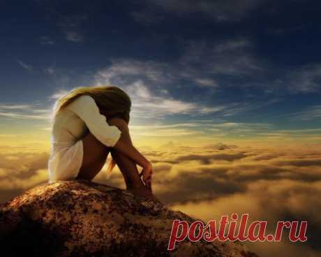 = КАК МЫ САМИ БЛОКИРУЕМ СВОИ ЧАКРЫ =

1. Первая чакра – красный цвет; копчик – Соединение с Землей, отвечает за жизненную силу человека.

Блокировка происходит, если человек чувствует страх. Это состояние блокирует первую чакру. Для улучшения работы и снятия блокировки не убирайте свои страхи в сторону, а поставьте их перед глазами. Посмотрите “в лицо” вашим страхам. Разберите их “по-полочкам”.

2. Вторая чакра – оранжевый цвет; чуть ниже пупка, отвечает за творческую реал...