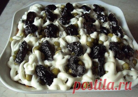 Салат Прага - ВКУСНОТИЩА НЕОБЫКНОВЕННАЯ!!! 
попробуйте не пожалеете!!! 

Ингредиенты: 
200-250 грамм отваренного филе курицы 
консервированный зеленый горошек 
нарезанные соломкой маринованные огурцы 
обжаренная на растительном масле нарезанная соломкой морковь 
3 вареных яйца 
10 штук чернослива без косточек 
лук репчатый 1 шт 
майонез 

Приготовление: 
Мясо разделить на волокна . 
Яйца натереть на крупной терке . 
Лук нарезать полукольцами и замариновать на 20 минут в см...