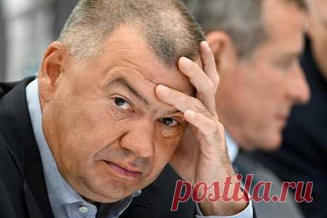 Стал известен новый хозяин дачи Пригожина в Геленджике. Новым хозяином усадьбы Пригожиных в Геленджике стал бывший глава «Трансмашхолдинга» Андрей Бокарев. Право аренды на земли, где стоит поместье, оформлено на фирму «Турстатус». Ее учредителем стала АО «Усадьба &quot;Марьина Роща&quot;». Судя по данным на май 2022 года, 40 процентов акций компании принадлежали Бокареву.