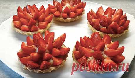 Рецепт июля - медовые корзиночки с клубникой | ChocoYamma | Яндекс Дзен

Вы в этом сезоне уже, наверняка, покупали свежую клубнику. И, конечно, уже пробовали ее с молоком и взбитыми сливками, в виде клубничного мусса и компота, украшали ею тортики и ели просто так в натуральном виде. А сегодня мы наполним свежей клубникой очень вкусные песочные тарталетки.