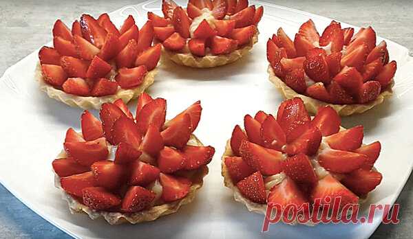 Рецепт июля - медовые корзиночки с клубникой | ChocoYamma | Яндекс Дзен

Вы в этом сезоне уже, наверняка, покупали свежую клубнику. И, конечно, уже пробовали ее с молоком и взбитыми сливками, в виде клубничного мусса и компота, украшали ею тортики и ели просто так в натуральном виде. А сегодня мы наполним свежей клубникой очень вкусные песочные тарталетки.