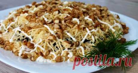 Благодаря черносливу, куриному мясу и грибам, салат получается с нежным и удивительным вкусом