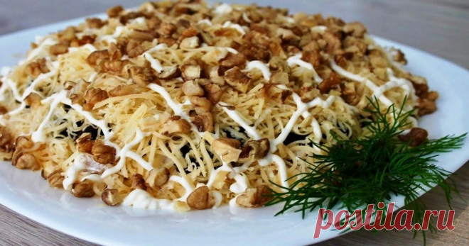 Благодаря черносливу, куриному мясу и грибам, салат получается с нежным и удивительным вкусом