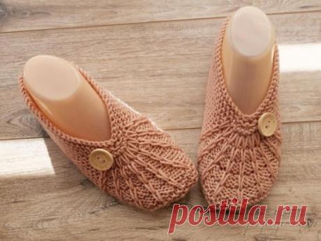 Легкие следки на двух спицах
Как вязать: https://prjaga.com/vyazanie-dlya-zhenshchin/noski-tapki/legkie-sledki-na-dvukh-spicah