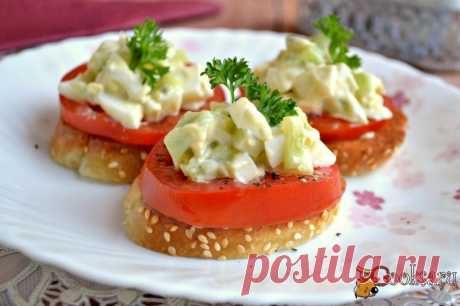 Чесночные гренки с помидорами и яично-огуречным салатом.