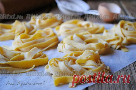 Тесто для домашней лапши на яйцах

Хочу поделиться рецептом приготовления домашней лапши. Тесто для такой лапши замешивается на яйцах, поэтому лапша всегда получается аппетитной и очень вкусной. Уверяю, что ничего сложного в приготовлении нет, главное - желание и подходящий набор ингредиентов. Такую лапшу можно отварить в подсоленной воде и подавать как гарнир с мясом или мясной подливой или же сварить в мясном бульоне и это уже будет полноценное первое блюдо.  
Для пригот...